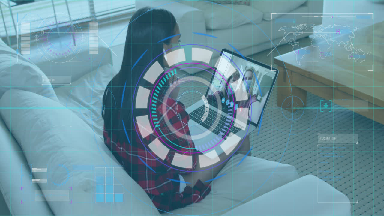 animación digital de escáner redondo e interfaz digital contra la mujer que tiene una llamada de video en la computadora portátil