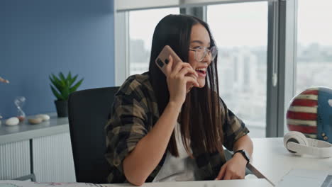 Gerente-Emocionado-Chismeando-Por-Teléfono-En-El-Primer-Plano-De-La-Oficina.-Mujer-Sonriente-Llamando-Al-Móvil