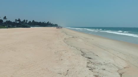 disparo de drones voladores, barcos en la orilla del mar, árboles tropicales, palmeras