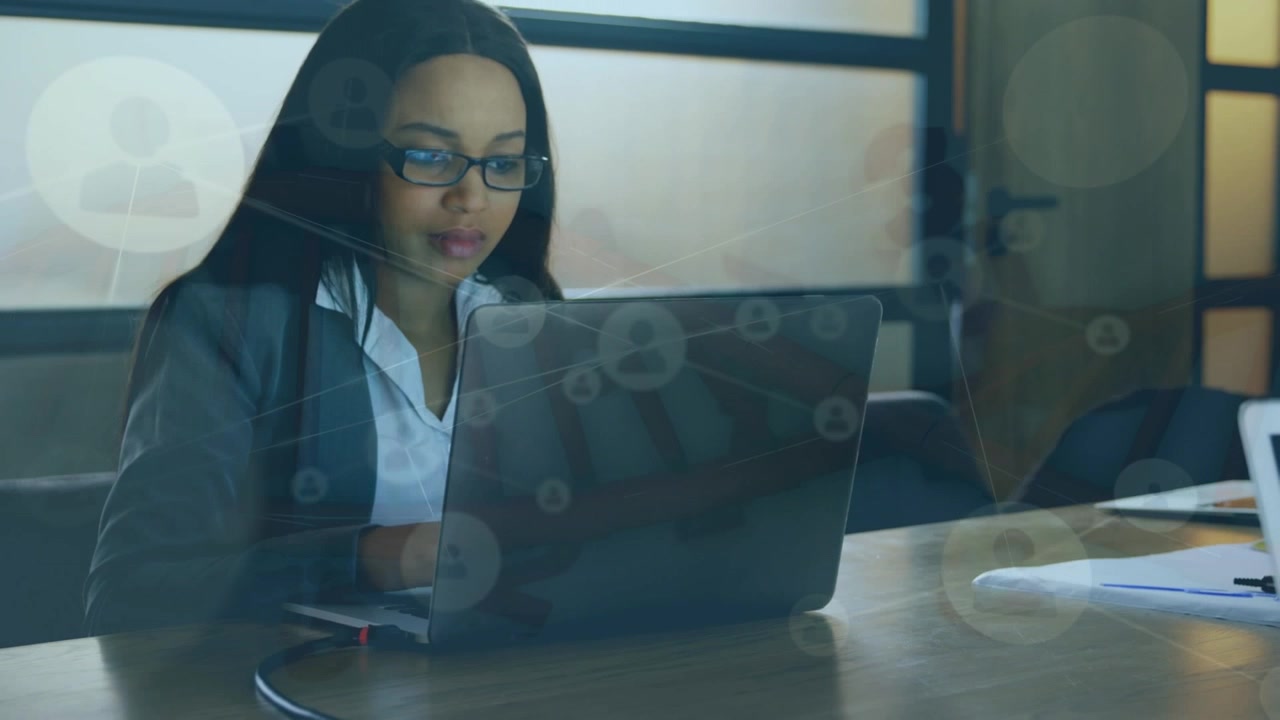Animação de dados científicos e conexões sobre mulher usando laptop.