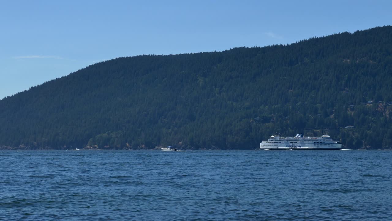 vista lejana de un ferry que se mueve sobre el paisaje marino cerca de horseshoe bay, bc, canadá