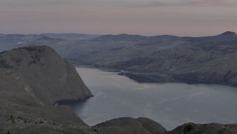 Panorama-De-Drones-Del-Acantilado-De-Batalla-Junto-A-La-Pradera-Desértica-Del-Lago-Kamloops-Que-Enmarca-El-Horizonte