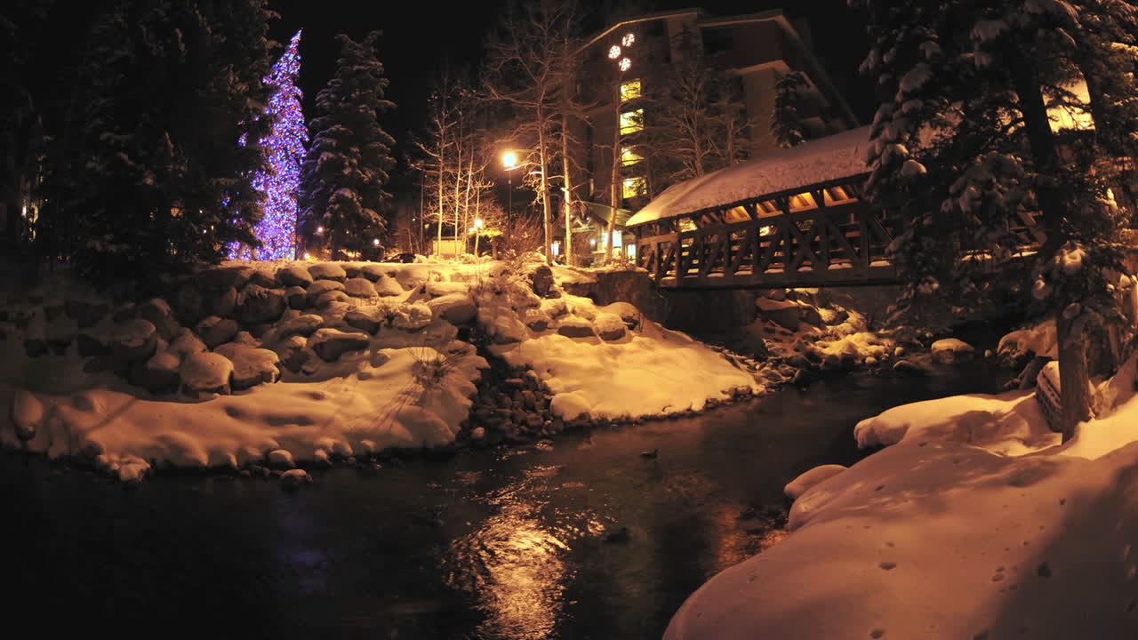 베일 콜로라도 1을 흐르는 고어 크릭의 야간 시간 경과