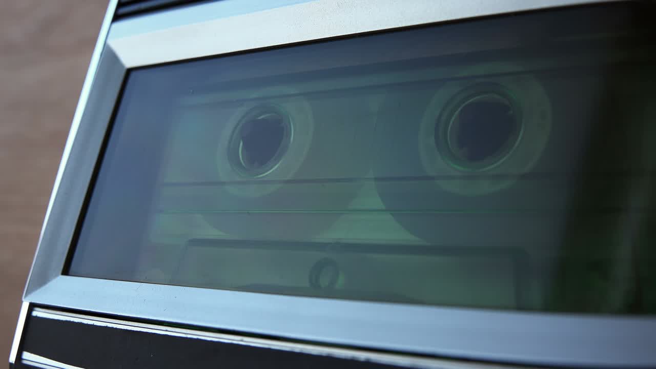 빈티지 플레이어에서 오디오 카세트 테이프를 굴리기