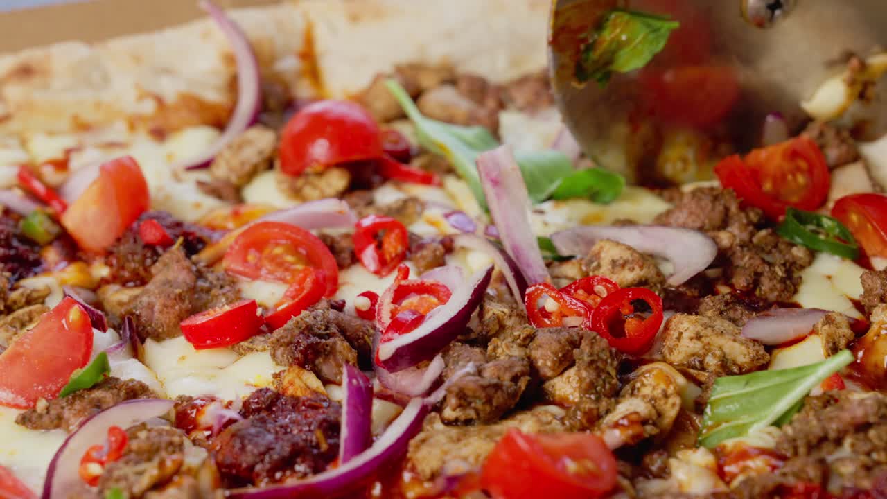 에서 피자를 잘라내고 있습니다.