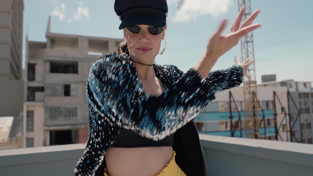 댄서 여성 라틴 댄스가 옥상에서 아름다운 브라질 여성이 도시에서 춤을 추고 있습니다.