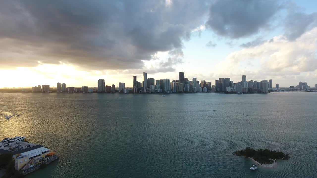 마리나 위의 극적인 하늘