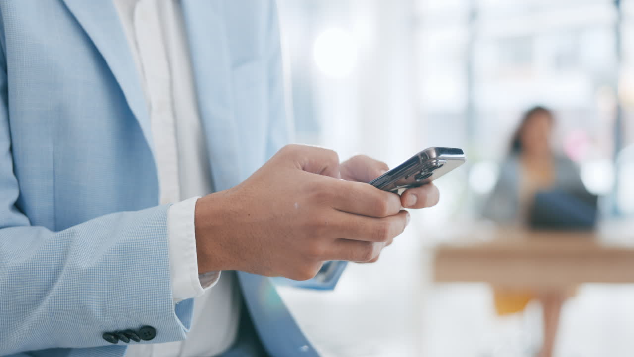 mecanografía, teléfono y manos de hombre de negocios en la oficina