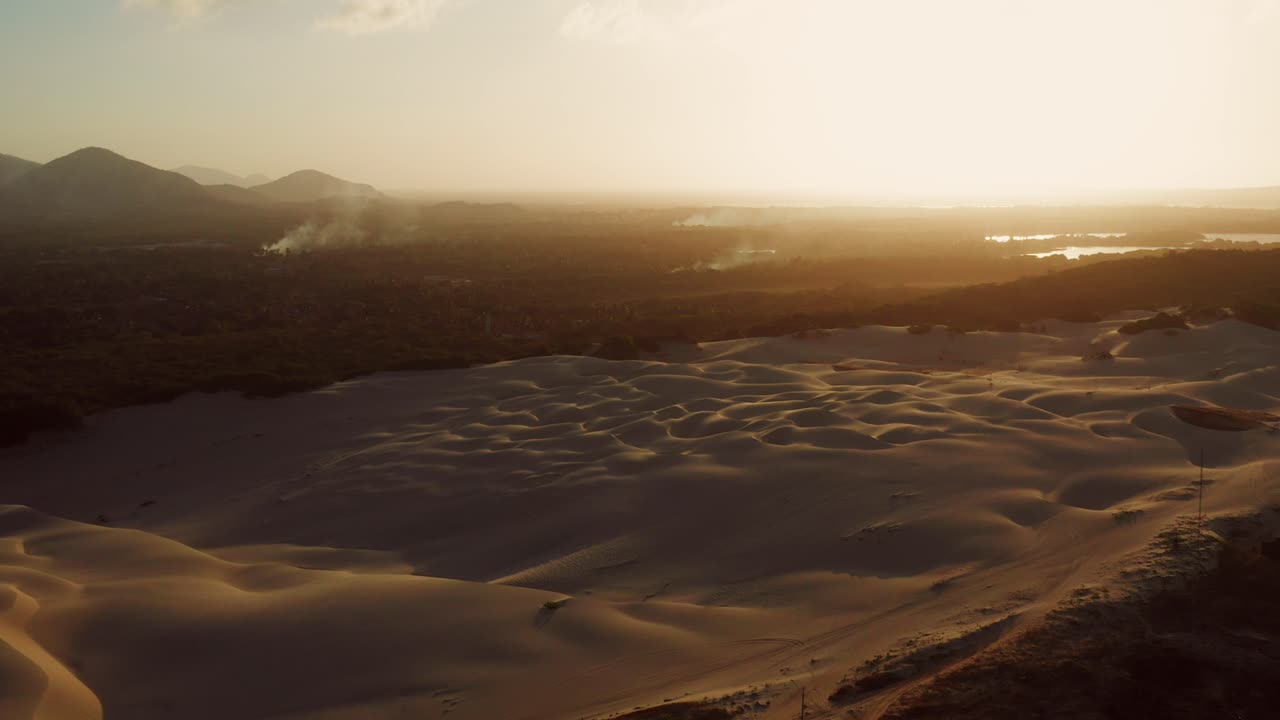 항공: 브라질 cumbuco 모래 언덕에서의 일몰