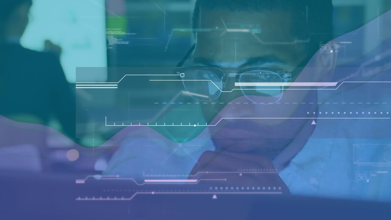 다이어그램의 애니메이션과 데이터 처리는 컴퓨터를 사용하여 책상에서 사업가보다