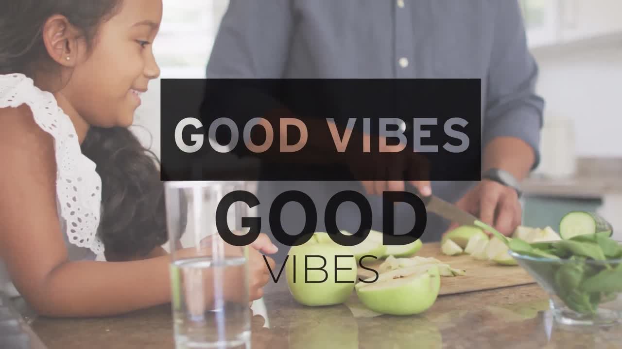 두 인종의 어머니와 딸이 요리를 하는 것에 대한 좋은 진동의 애니메이션 텍스트