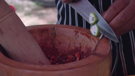 picar los ingredientes en una maja y un mortero