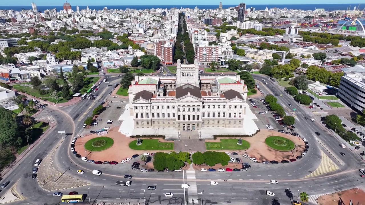 Legislativní palác v Montevideu v Maldonado, Uruguay. Scenérie středověkých budov. Panorama centra města. Panorama kulturního dědictví. Legislativní palác v Montevideu v Maldonado, Uruguay. Městská dominanta