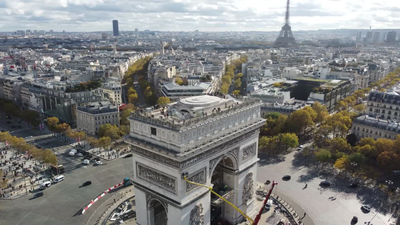 Circular shooting around the Arc de Triomphe in Paris.