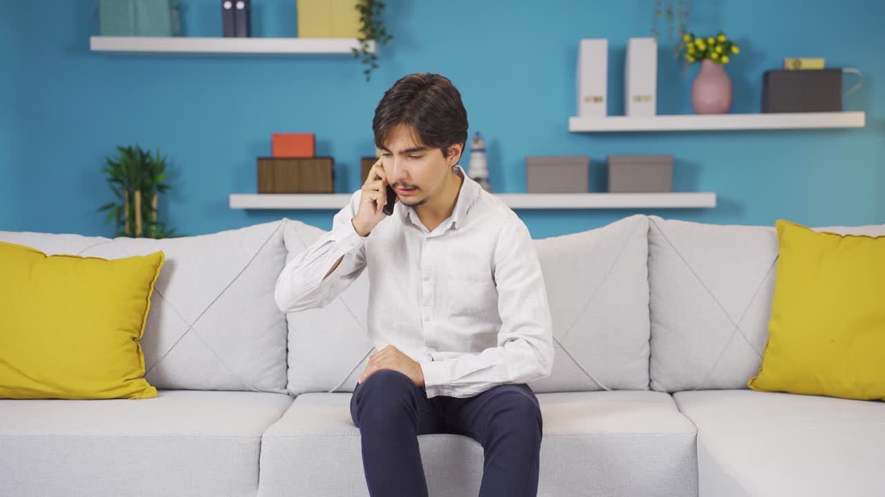 전화로 얘기하는 남자, 논쟁하는 남자