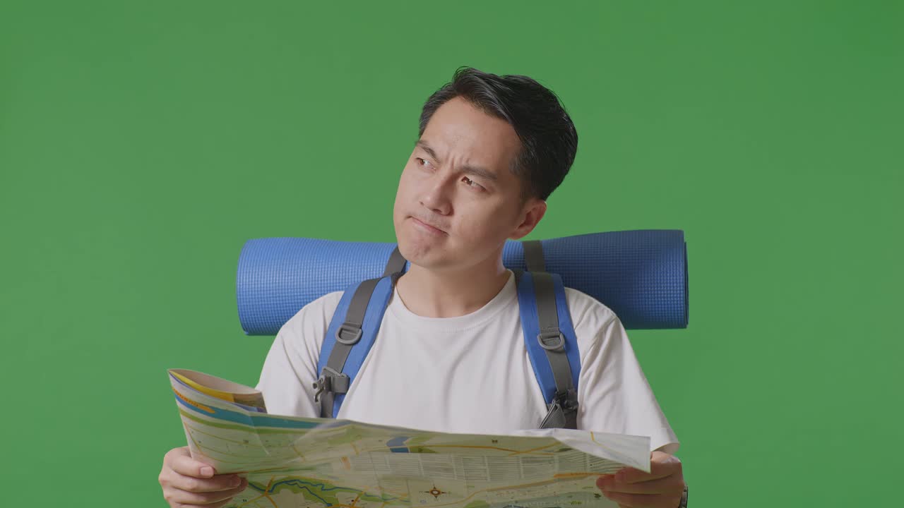 hombre leyendo un mapa con una mochila