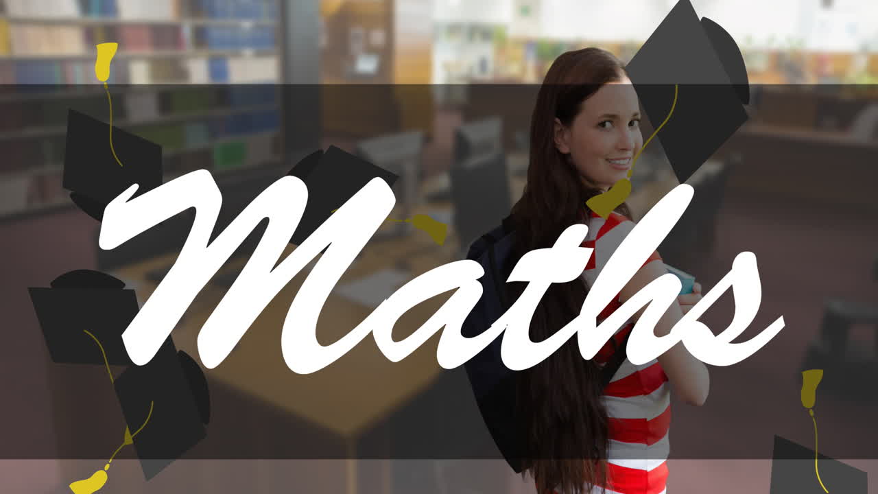 animación de texto de matemáticas y sombreros de graduación cayendo sobre estudiante caucásica con libros