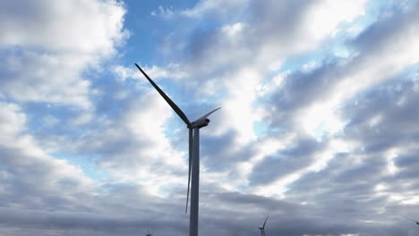 Niedrigwinkelsockel-Einer-Außer-Betrieb-Befindlichen-Windkraftanlage