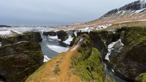 cañón de fjadrargljufur en islandia durante el invierno, ángulo alto