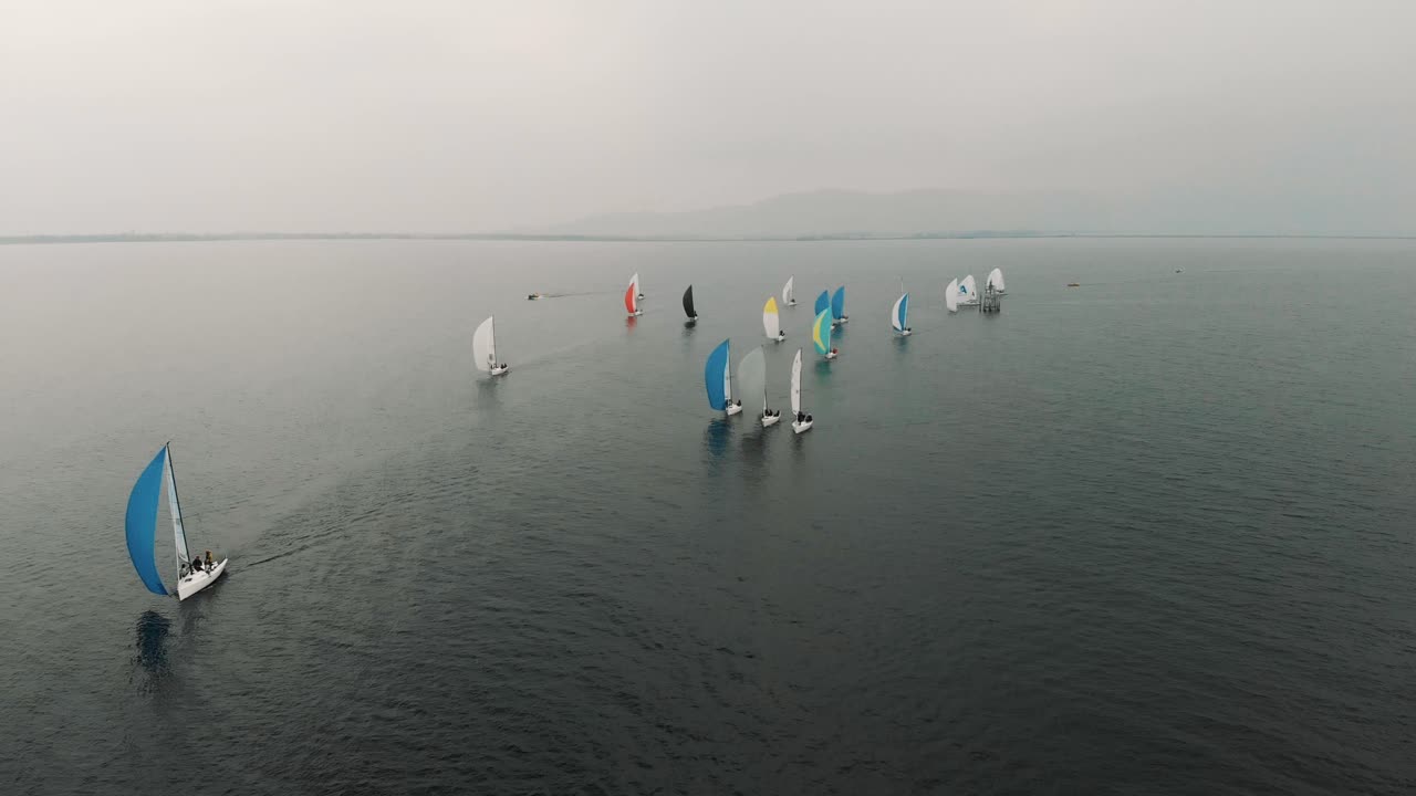 중앙 유럽 의 구름 은 날 에 세일 보트 경주 가 진행 된다