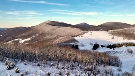 Lenta-Retirada-Aérea-De-Las-Montañas-Apalaches-En-La-Nieve-Cerca-De-Boone-Carolina-Del-Norte