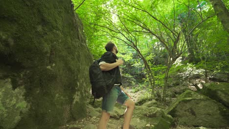 un joven vagando por el bosque.