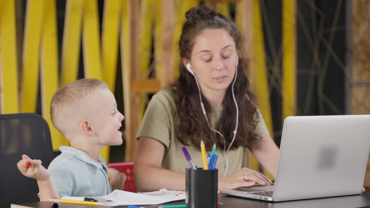 sesión de aprendizaje en línea de madre e hijo