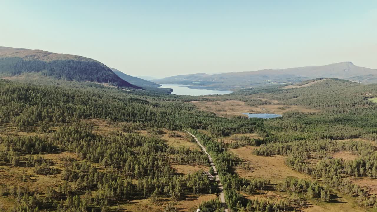 Flyfoto av naturskjønt norsk landskap med fjell, innsjø og skog