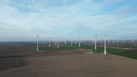 Molino-De-Viento-Turbina-Parque-Agrícola-Antena-Produciendo-Energía-Verde-Sostenible