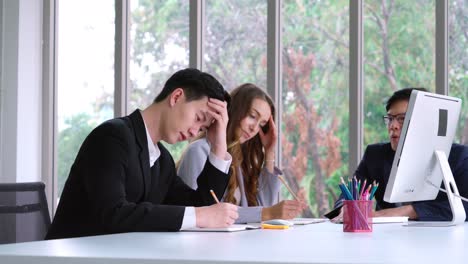 Wütende-Geschäftsleute-Streiten-über-Arbeitsprobleme-In-Gruppentreffen