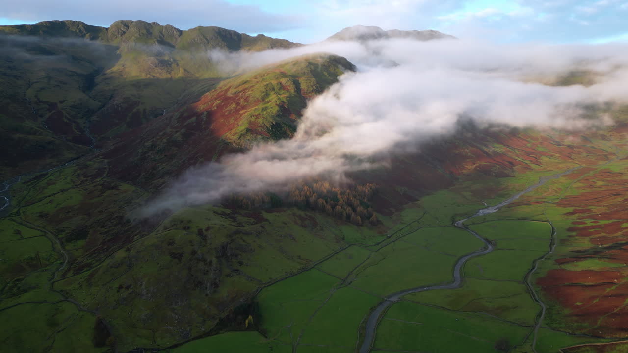 넓은 초록색 그림자 계곡을 가로질러 날아다니며 아침 일찍 가을의  ⁇ 빛으로 비어있는 산을 향해