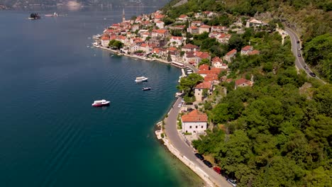 vista aérea de la antigua ciudad de perast en la bahía de kotor - bahía de boka, montenegro