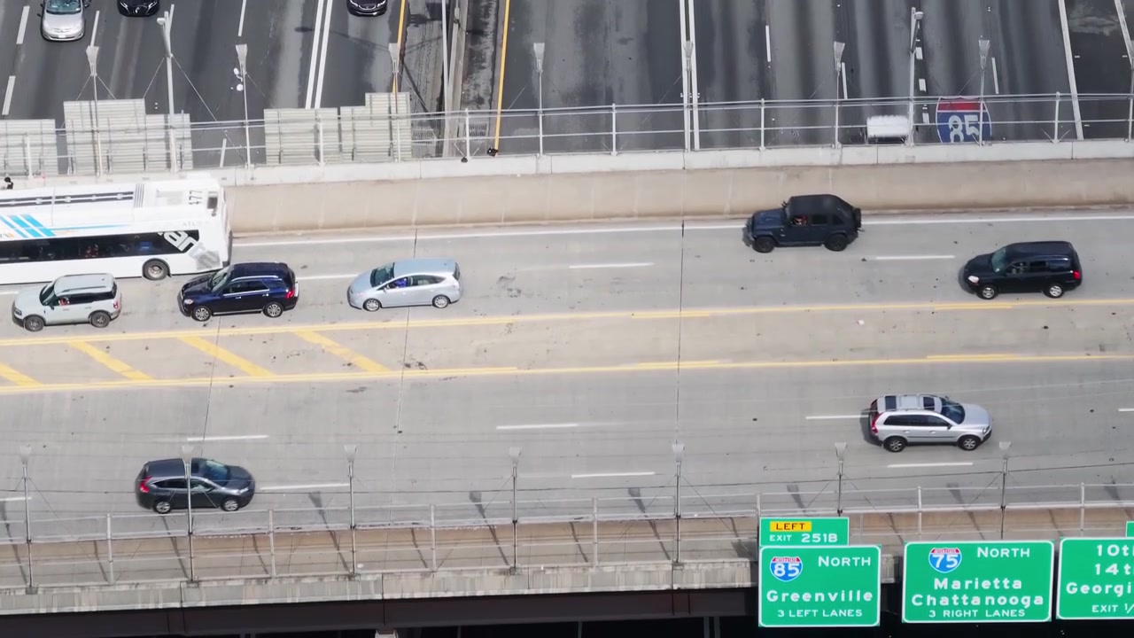 アメリカ合衆国ジョージア州アトランタのミッドタウンを走るダウンタウンコネクターハイウェイを車両が走行する様子を空撮。