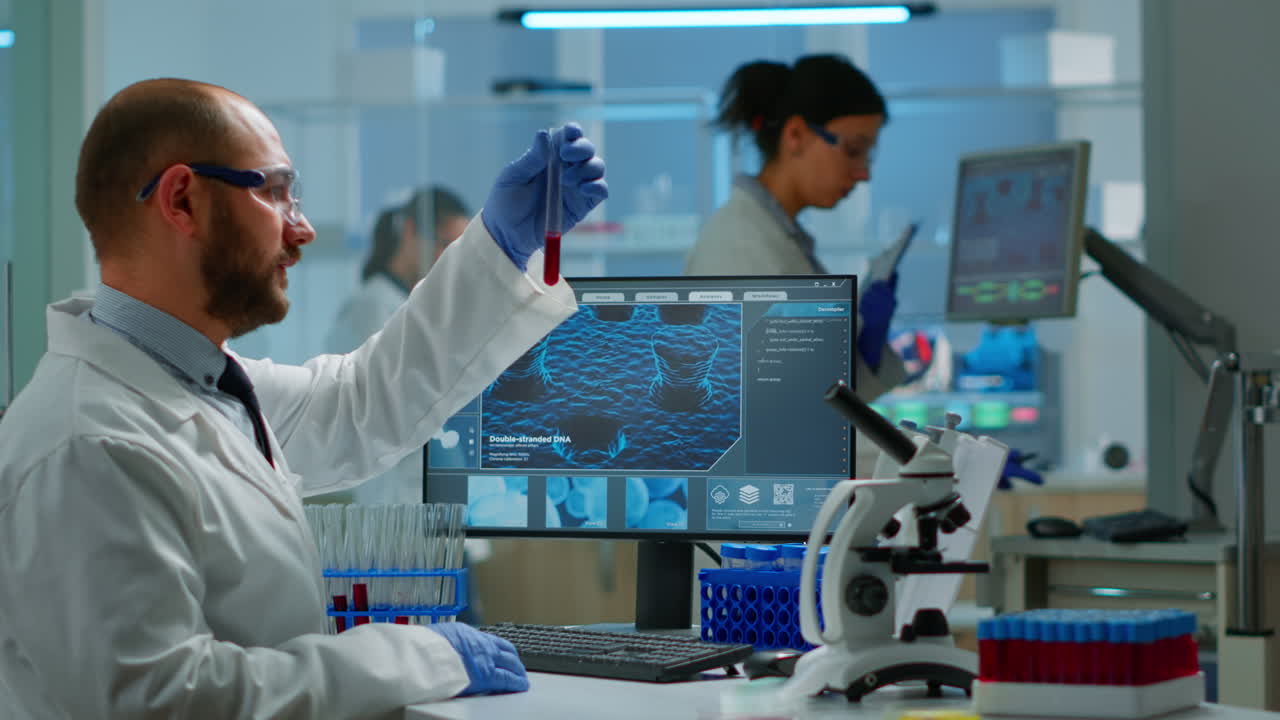 hombre científico examinando muestras de sangre