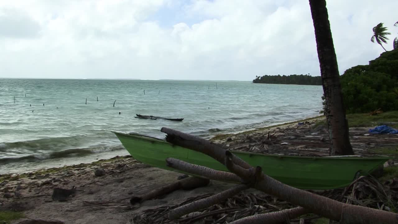 pequeño barco pesquero protegido en la playa, isla fanning, república de kiribati