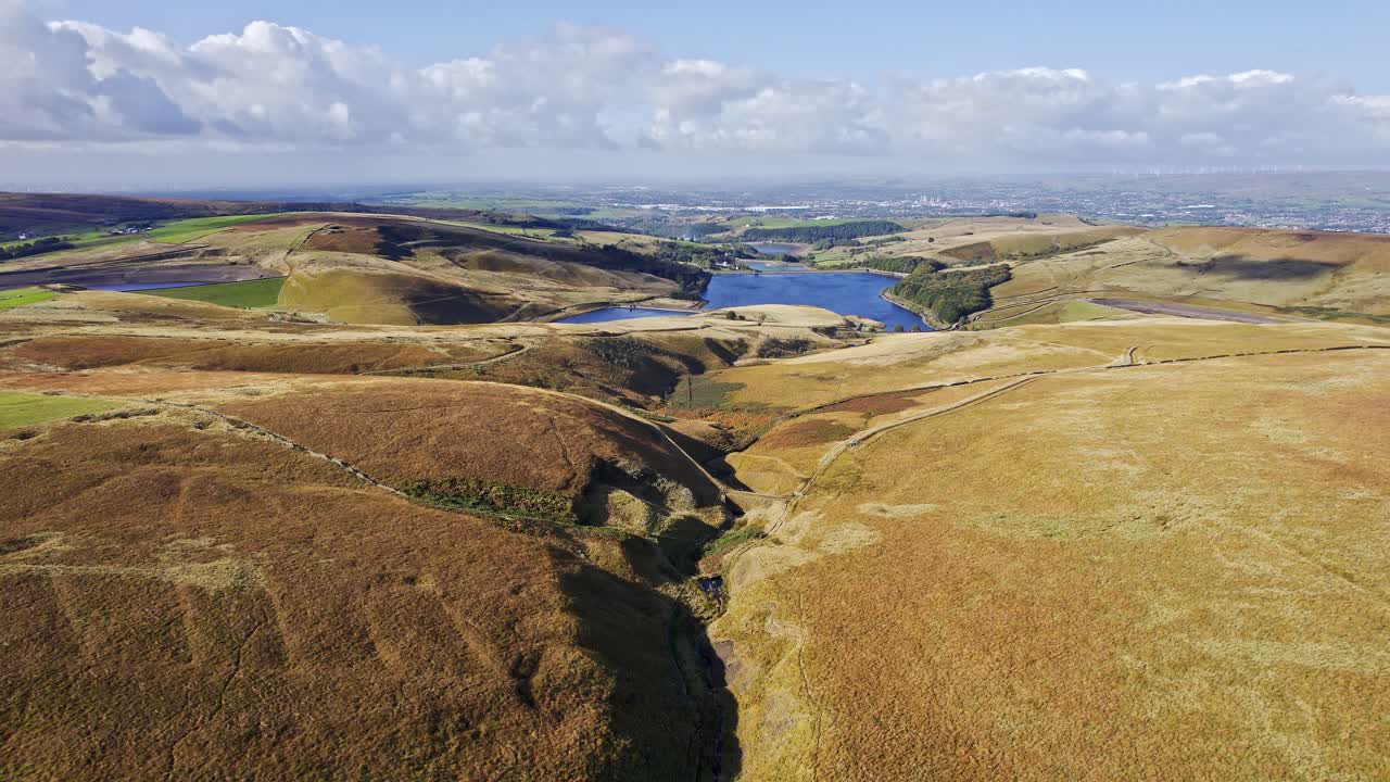 Saddleworth Moor, Windy Hill, Yorkshire, İngiltere'den drone video görüntüleri.