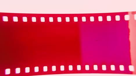 superposición de tiras de película de 35 mm de época roja