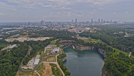 Toma-Lenta-Aérea-V624-De-Atlanta-Georgia-Desde-Lejos-Del-Parque-Del-Embalse-Del-Lado-Oeste-En-Construcción---Dji-Inspire-2,-X7,-6k---Julio-De-2020