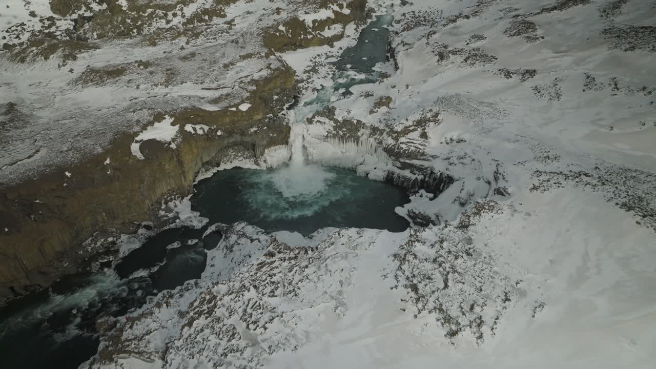 아름 다운 아이슬란드 풍경에 aldeyjarfoss 폭포 위의 공중