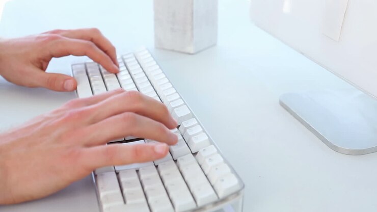 Uomo d'affari che scrive sulla tastiera