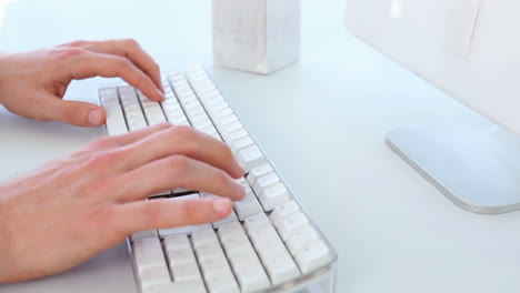hombre de negocios escribiendo en el teclado