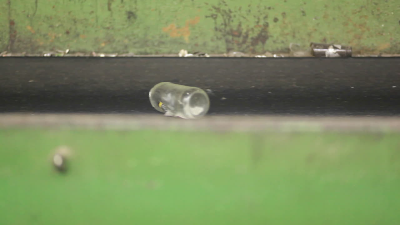 병과 캔은 재활용 센터 2에서 컨베이어 벨트를 따라 이동합니다.