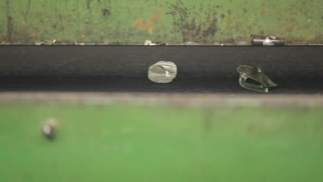botellas y latas se mueven a lo largo de una cinta transportadora en un centro de reciclaje 2