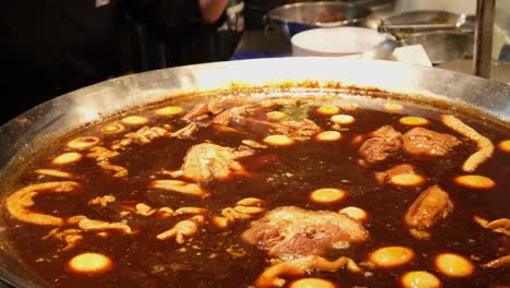 una porción de arroz con carne guisada cocida lentamente al estilo tradicional tailandés en un restaurante en un centro comercial en bangkok, tailandia