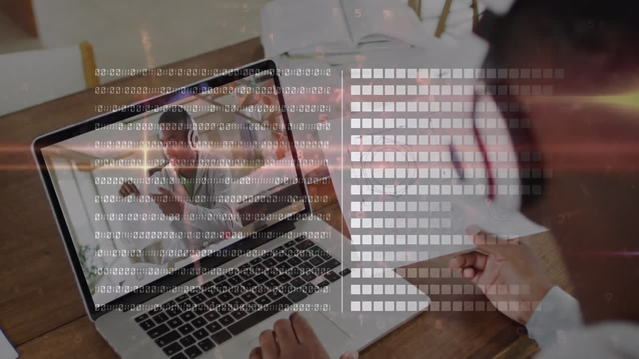animación del procesamiento de datos sobre un hombre afroamericano haciendo una videollamada