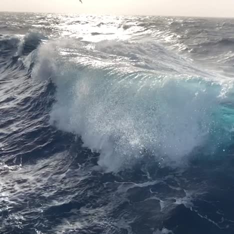 bonita cámara lenta de enormes olas azules del océano que se elevan desde un barco