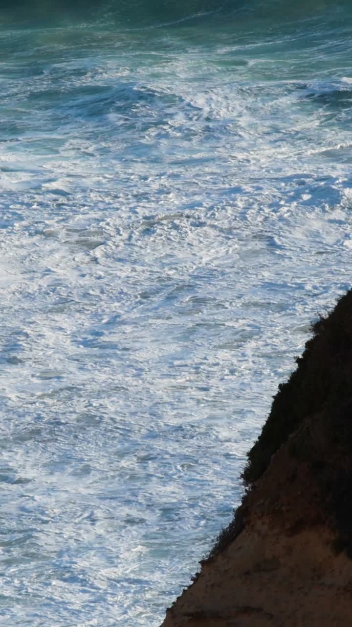 Onde oceaniche che si infrangono sulle scogliere lungo la Great Ocean Road