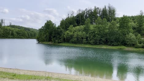 Ufer-Der-Aggertaler-Speere-Mit-Sandstrand-In-Deutschland-Und-Walt-Im-Hintergrund-Des-Kleinen-Sees