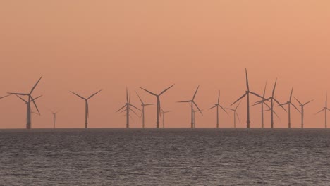 Luftaufnahme-Eines-Windkraftparks-Im-Sonnenuntergang-Zur-Erzeugung-Sauberer,-Erneuerbarer,-Nachhaltiger-Energie,-Zielnetzero