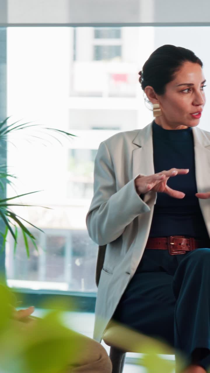 Donna d'affari professionista in una riunione d'ufficio